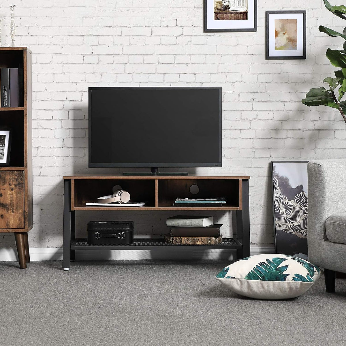 Vintage TV Stand with Storage Shelf O1172