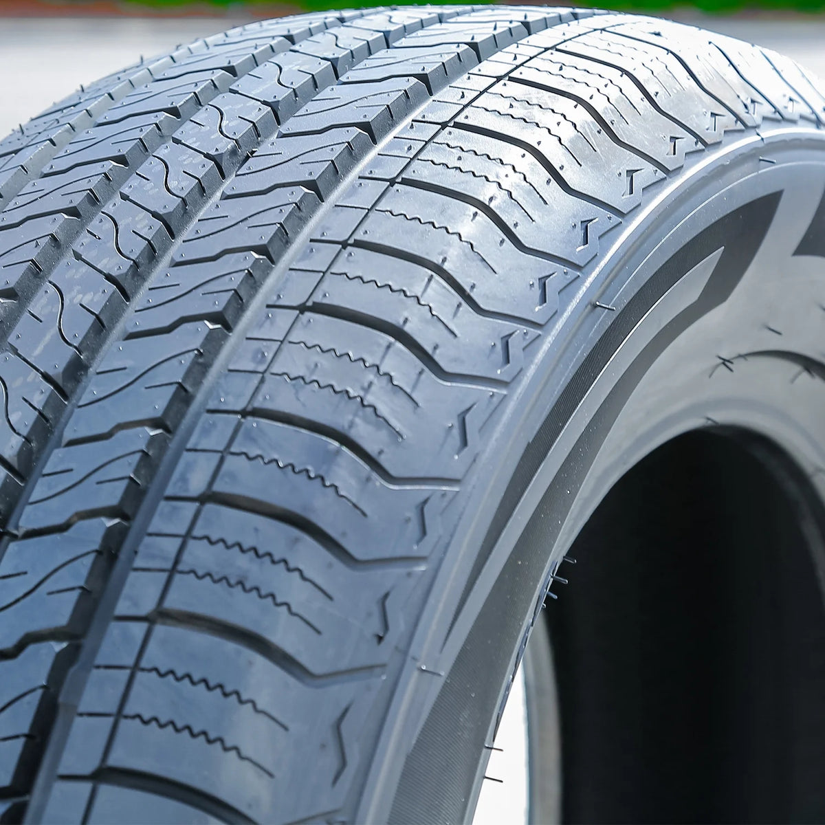 235/55R18 100V All Season Tire M709