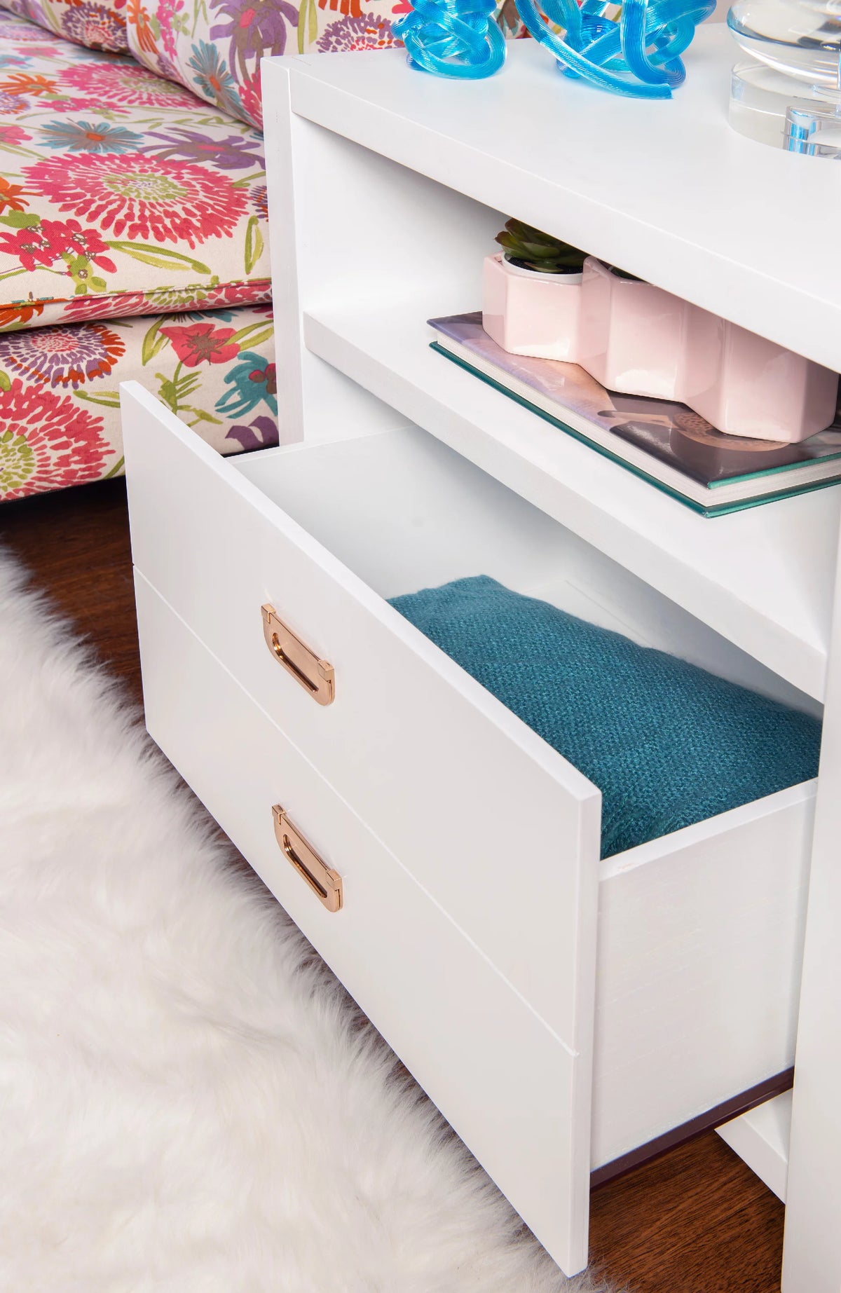 White 2-Drawer Side Table with Shelf U2000